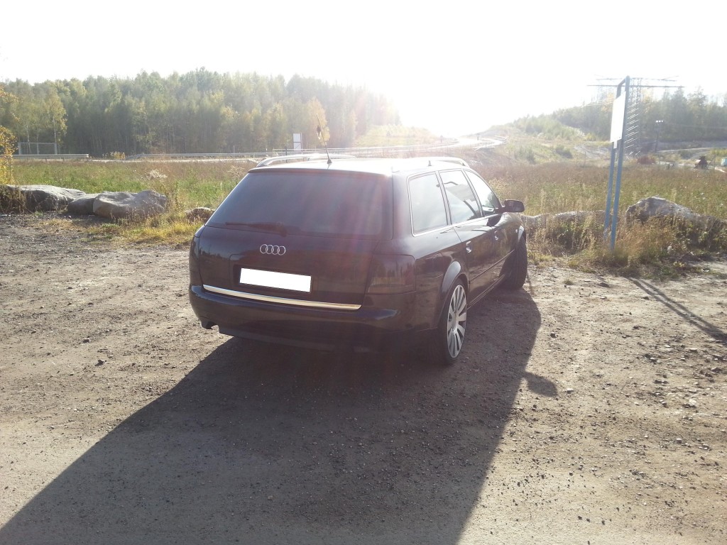 Audi A6 4B mit schwarzen Rückleuchten und cleaner Heckblende